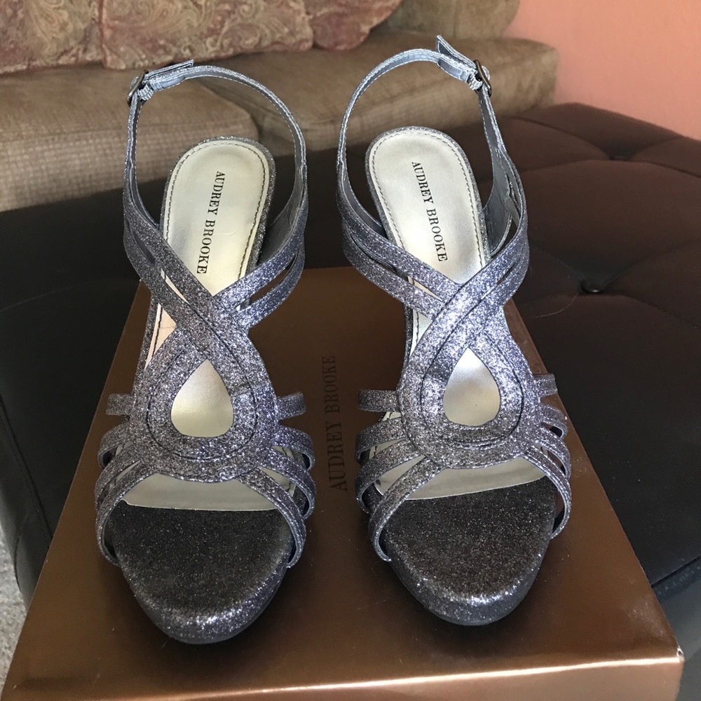 NWOT Audrey Brooke Sandal Heel